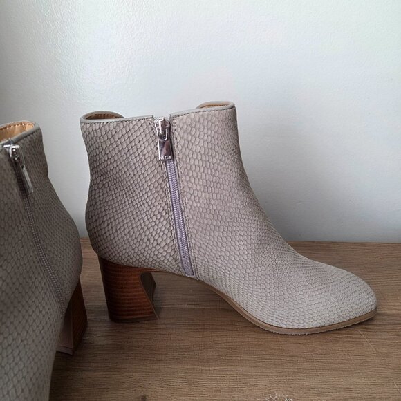 EUC LIKE NEW NYDJ CASSEY LEATHER STACKED HEELS SNAKESKIN TEXTURE BOOTS SIZE 10 - Picture 9 of 16